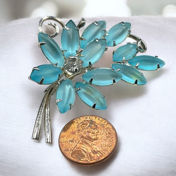 🌺Elegant Silver and Blue Floral Brooch - Picture 7 of 8